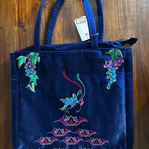Blue handbag with pretty embroidery. - NWT